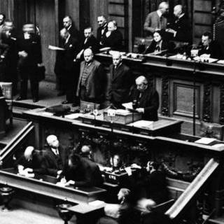 Reichsfinanzminister Hermann Dietrich während der Eröffnungsrede am 9. Mai 1932