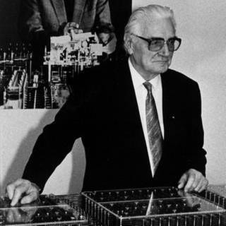 Konrad Zuse mit seinem Nachbau des sogenannten Z1 (1989)