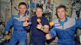 Die erste internationale Besatzung der ISS im Dezember 2000: Yuri P. Gidzenko, William M. Shepherd und Sergei K. Krikalev (v.l.)