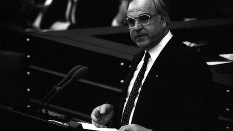 Bundeskanzler Helmut Kohl (CDU) während der Regierungserklärung zu Tschernobyl im Bundestag in Bonn