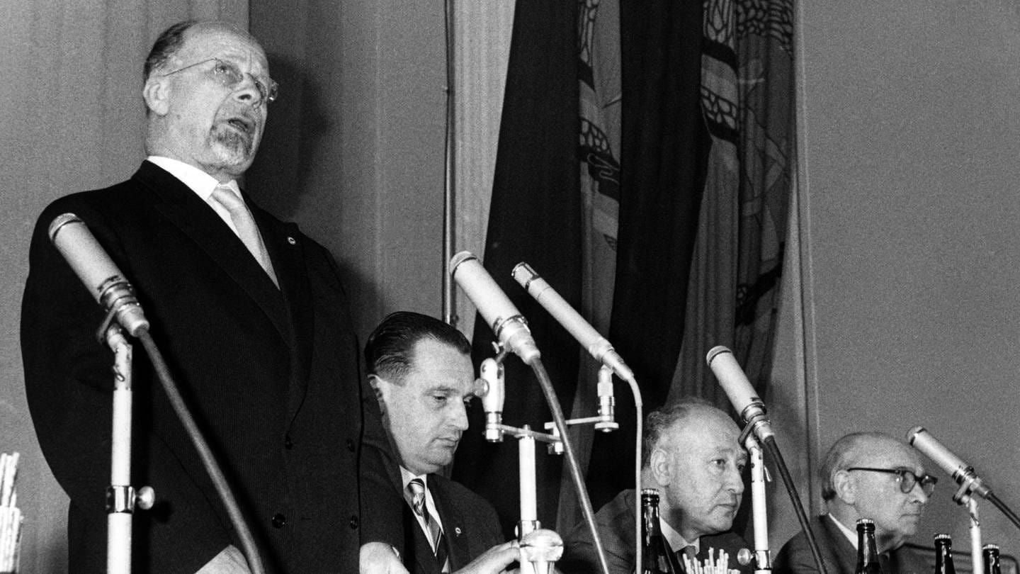 Der Staatsratsvorsitzende der DDR, Walter Ulbricht (links), auf der internationalen Pressekonferenz am 15. Juni 1961 im Haus der Ministerien in Ost-Berlin. Hier fiel sein berühmter Satz 
