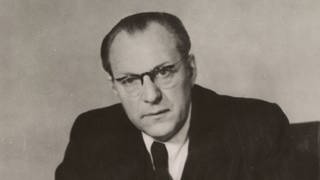 Otto Grotewohl am Schreibtisch, um 1952. Grotewohl war von 1949 bis 1964 Ministerpräsident der DDR