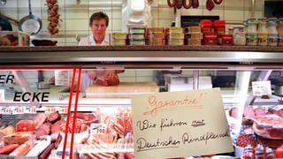 Mit einem Schild "Garantie – Wir führen nur Deutsches Rindfleisch" an der Fleischtheke möchte eine Metzgerei in Frankurt ihren Kunden die Angst vor importiertem, BSE-verseuchtem Fleisch nehmen (1.7.1994)