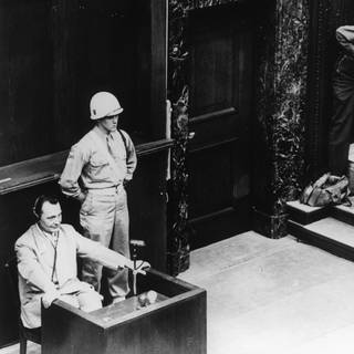 Hermann Göring am 13. März 1946 im Zeugenstand beim Nürnberger Kriegsverbrecherprozess