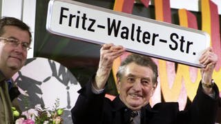 Der 61-fache Nationalspieler, Weltmeister von 1954 und Ehren-Spielführer der deutschen Nationalelf, Fritz Walter (rechts), hält am 31.10.2000 neben dem Kaiserslautener Oberbürgermeister Deubig ein Straßenschild mit seinem Namen hoch