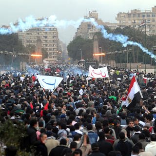 Ãgyptische Polizeikräfte setzen am 28.1.2011 bei Protesten nach dem Freitagsgebet in Kairo Tränengas ein, um Demonstranten auseinanderzutreiben