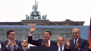 US-Präsident Ronald Reagan winkt in die Menge nach seiner Rede vor dem Brandenburger Tor in Westberlin, wo er am 12. Juni 1987 sagte: "Herr Gorbatschow, reißen Sie diese Mauer nieder!"