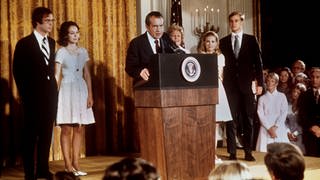 Der Republikaner Richard Nixon (Mitte) verabschiedet sich nach seiner Rücktrittserklärung von dem Stab des Weißen Hauses und den Mitgliedern seines Kabinetts. Links Tochter Julie mit ihrem Ehemann David Eisenhower, rechts neben ihm seine Gattin Pat und Tochter Patricia mit deren Ehemann Edward Cox. Um einer Amtsenthebung (Impeachment) wegen der "Watergate-Affäre" zu entgehen, war Nixon am 9. August 1974 als erster Präsident der USA von seinem Amt zurückgetreten.