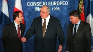 Auf ihrer Gipfelkonferenz in Madrid am 15.12.1995 haben sich die 15 EU-Staats- und Regierungschefs auf den Namen "Euro" für Europas künftige Währung geeinigt.  Hier unterhält sich Bundeskanzler Helmut Kohl (Mitte) mit dem neuen NATO-Generalsekretär und amtierenden spanischen AuÃenminister, Javier Solana (links) und Spaniens Ministerpräsident Felipe Gonzalez. 