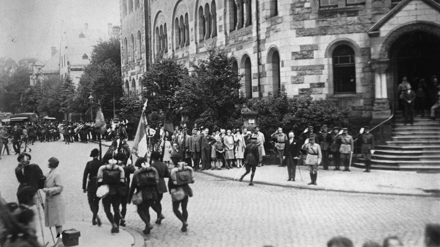 Die letzten Truppen der Allierten ziehen aus Trier aus. Im Vordergrund grüßend General Dupois, 27. Juni 1930