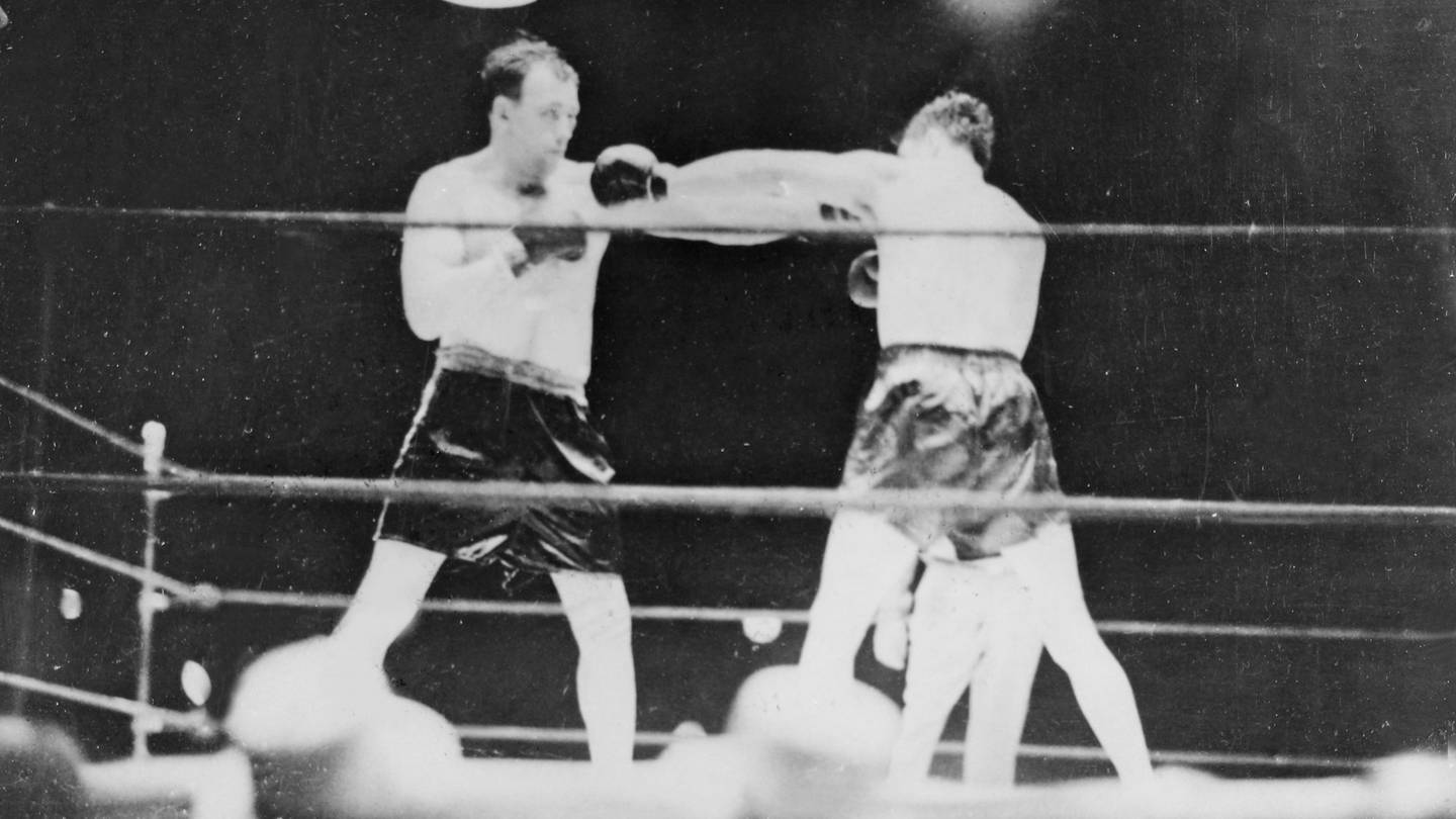 Der US-amerikanische Boxer und Weltmeister im Schwergewicht von 1932 bis 1933 Jack Sharkey (1902 - 1994) bei seinem Sieg nach Punkten über den deutschen Schwergewichtsboxer und zwischen 1930 und 1932 Boxweltmeister im Schwergewicht, Max Schmeling (1905 - 2005)