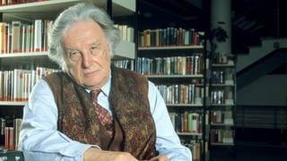 Ralf Giordano (1923 - 2014), Journalit und Schriftsteller, 1998 vor einem Bücherregal sitzend
