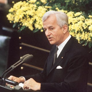 In seiner Rede vor dem Deutschen Bundestag am 8. Mai 1985 zum 40. Jahrestag der Kapitulation bezeichnet Bundespräsident Richard von Weizsäcker das Kriegsende als einen "Tag der Befreiung".