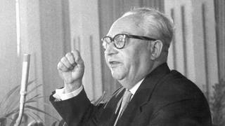 Der SPD-Vorsitzende Erich Ollenhauer am 23. März 1958 bei seiner Ansprache zur Kundgebung "Kampf gegen Atomtod" in der Frankfurter Kongresshalle. In der überfüllten Frankfurter Kongresshalle wurde am 23.3.1958 im Beisein namhafter Politiker und Wissenschaftler die Aktion "Kampf gegen Atomtod" eröffnet, die auf das ganze Bundesgebiet ausgedehnt werden soll.