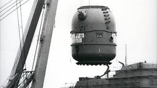 Reaktoreinbau in den Atomfrachter „Otto Hahn“ auf der Kieler Howaldtswerft