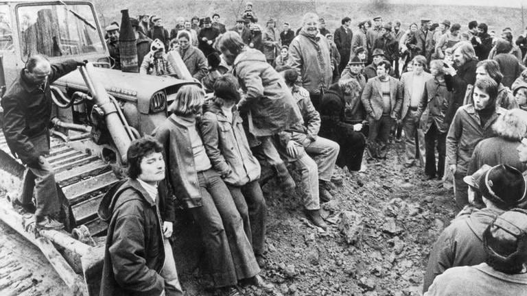 Umweltaktivisten und Anti-Atom-Demonstranten besetzen am 18. Februar 1975 die Baustelle des geplanten Atomkraftwerks im süddeutschen Wyhl. Die Arbeiten wurden unterbrochen, weil sie einige der Baumaschinen mit Stacheldraht umzäunten. 