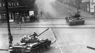 Sowjetische Panzer in den Straßen von Budapest im Oktober 1956