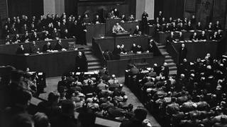 Zweite Sitzung des neuen Reichstages, 23. März 1933: Abstimmung über das "Gesetz zur Behebung der Not von Volk und Reich" (sog. Ermächtigungsgesetz). Adolf Hitler während seiner Regierungserklärung zum "Ermächtigungsgesetz". Auf dem Stuhl des Parlamentspräsidenten: Hermann Göring