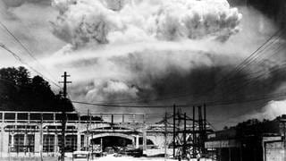 Atomwolke über Nagasaki am 9 August 1945; US-Streitkräfte hatten eine mächtige Atombombe mit dem Spitznamen "Fat Man" auf die japanische Stadt abgeworfen