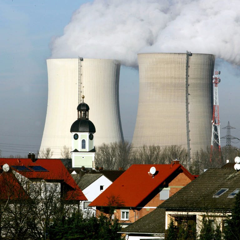 Fast ein Idyll: Die Kühltürme des Kernkraftwerks Philippsburg überragen den Ort Philippsburg mit seiner Kirche (2005)
