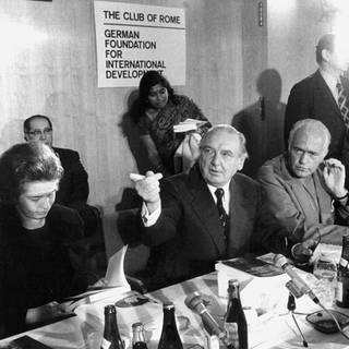 Zu seiner viertägigen Jahrestagung trat am 14.10.1974 der Club of Rome in Berlin zusammen. Bei der Pressekonferenz am 13.10.1974 v. l. n. r: Brigitte Freyh (Kuratorium Stiftung Entwicklungsländer), Professor Eduard Pestel (TU Hannover), Dr. Aurelio Peccei (Italien, Club-Vorsitzender) und Professor Mihajlo Mesarovic (USA). Der Club of Rome ist ein internationaler Zusammenschluß von etwa 100 Wissenschaftlern und Industriellen.