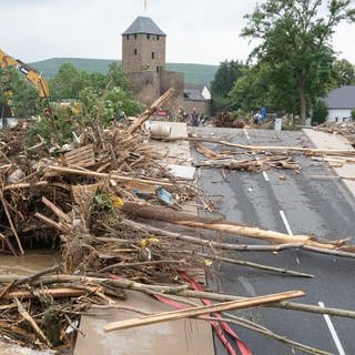 Zerstörte Ahrbrücke im Stadtteil Ahrweiler. Nach der Flut im Juuli 2021 in Bad Neuenahr-Ahrweiler  Rheinland-Pfalz beginnen im Stadtteil Ahrweiler die Aufräumarbeiten. 