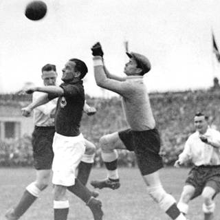 Der deutsche Nationaltorhüter Willibald Kreß bei einer Faustabwehr während des Fußball-Länderspiels Deutschland gegen England (3:3) am 10.5.1930 in Berlin