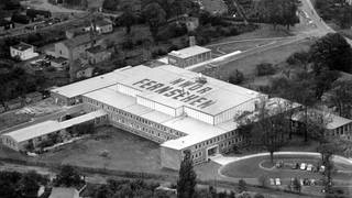 Blick auf die Fernsehstudios des Nordwestdeutschen-Rundfunks in Hamburg-Lockstedt (undatiert). Am 1. Januar 1948 ging der NWDR in deutsche Verwaltung über und wurde nach britischem BBC-Vorbild "Anstalt des öffentlichen Rechts".