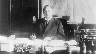 Rundfunkpionier Hans Bredow um 1926 am Schreibtisch