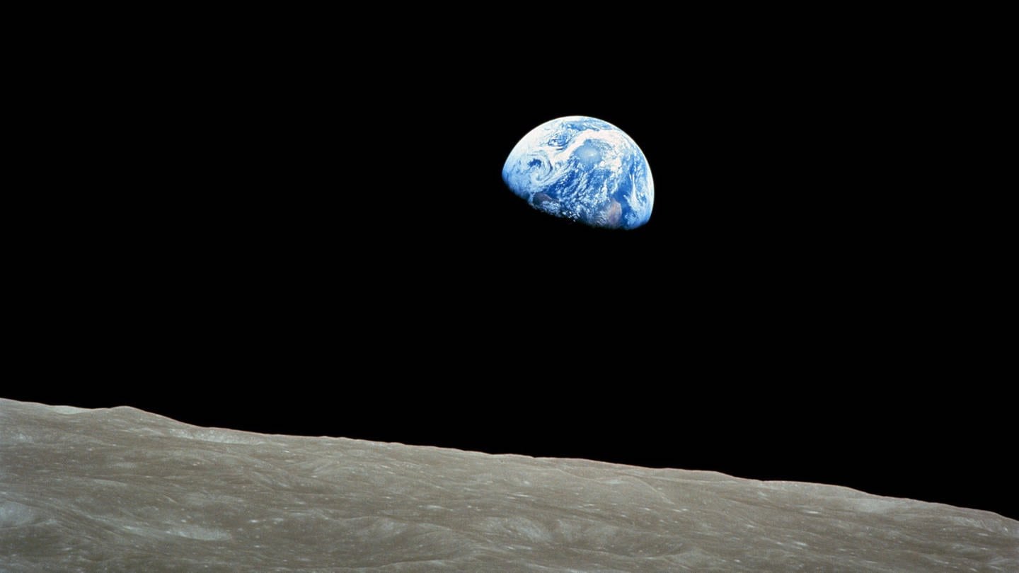 Ansicht des Planeten Erde vom Mond aus im Weltraum am 24. Dezember 1968 fotografiert. Die Apollo-8-Crew – Frank Borman, James Lovell und William Anders –wurde am 21. Dezember 1968 auf einer Saturn-V-Rakete gestartet, umkreiste den Mond zehnmal und kehrte am 27. Dezember 1968 zur Erde zurück. Die Astronauten waren die ersten, die die Erde aus dem Weltraum fotografierten.