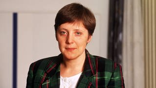 Angela Merkel (CDU), Ministerin für Frauen und Jugend, 1991 in ihrem Büro in Bonn