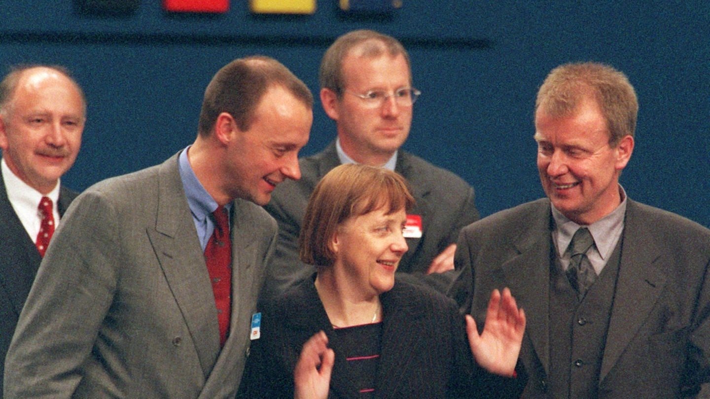 Der CDU-Fraktionvorsitzende Friedrich Merz (links) und der neue Generalssekretär Ruprecht Polenz (rechts) unterhalten sich auf dem CDU-Parteitag am 10.4.2000 in Essen mit CDU-Chefin Angela Merkel. Die 45-Jährige wurde als erste Frau zur Vorsitzenden gewählt.