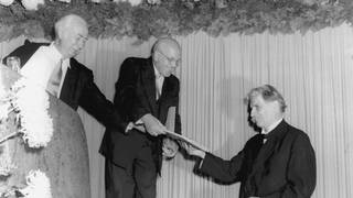 Am 16. September 1951 wurde Albert Schweitzer (rechts) in der Frankfurter Paulskirche mit dem Friedenspreis des Deutschen Buchhandels ausgezeichnet. Bundespräsident Theodor Heuss (links) überreicht ihm die Urkunde. In der Mitte der Vorsitzende des Börsenvereins des Deutschen Buchhandels, Dr. Josef Knecht. 