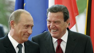 Bundeskanzler Gerhard Schröder (rechts) und der russische Präsident Wladimir Putin am 8. September 2005 in Berlin. Am 18. September 2005 verlort Bundeskanzler Gerhard Schröder die Bundestagswahl, am 22. November übergibt er das Amt an Angela Merkel. Am 9. Dezember 200 wird bekannt, dass er in den Dienst des russischen Erdgaskonzerns Gazprom wechselt.