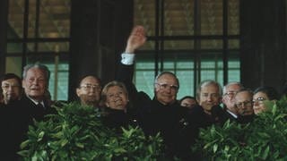 Vor dem Reichstag waehrend der Deutsche Wiedervereinigung befinden sich: Norbert Bluem, Oskar Lafontaine, Willy Brandt, Hans-Dietrich Genscher, Helmut und Hannelore Kohl, Richard von Weizsaecker, Ullrich de Maiziere und Theo Waigel. Berlin den 03.10.1990.