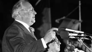 Helmut Kohl am 19.12.1989 vor den Ruinen der Frauenkirche in Dresden