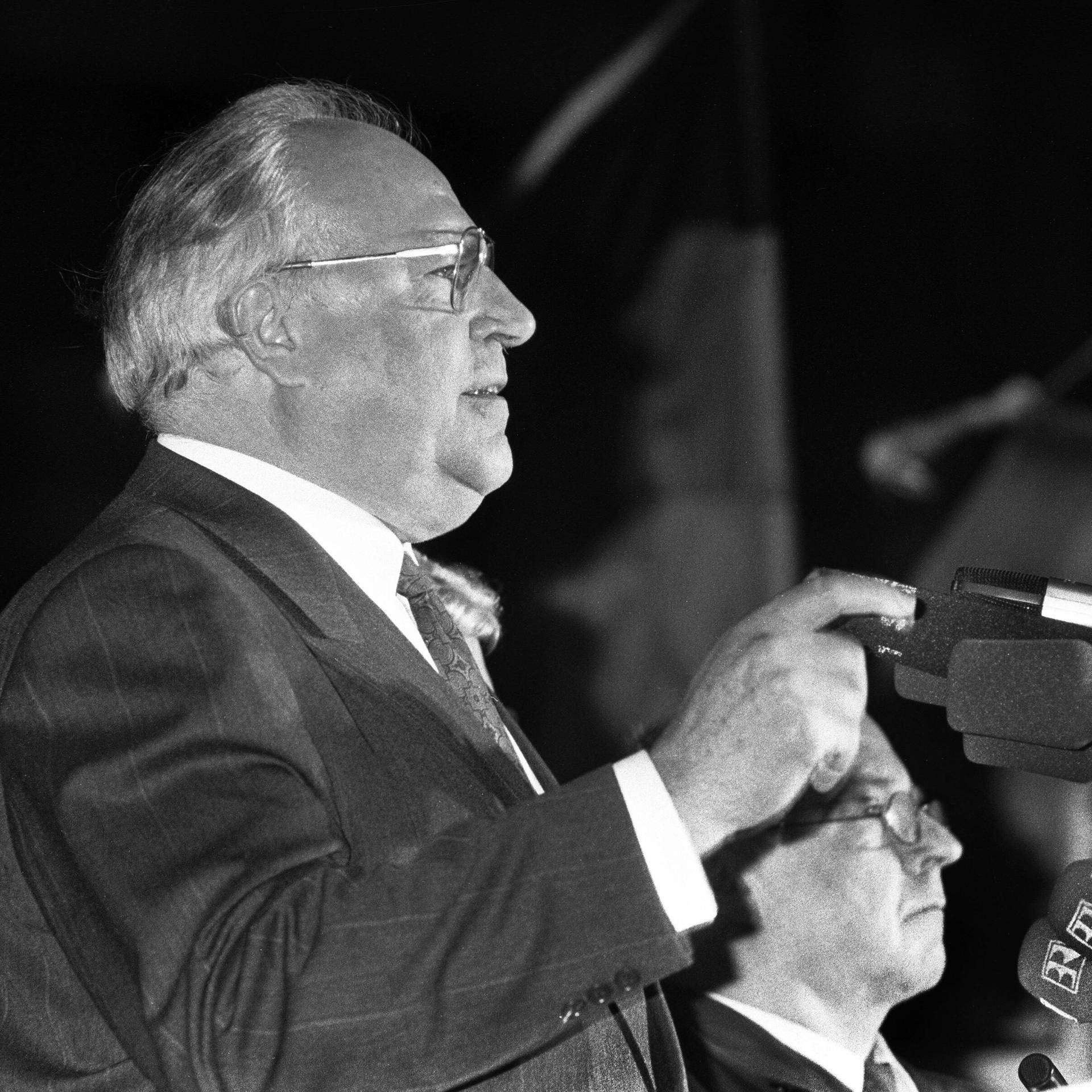 Kohl wünscht sich Wiedervereinigung – Rede vor der Dresdner Frauenkirche | 19.12.1989