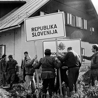 Männer der slowenischen Miliz errichten am 29. Juni 1991 an der österreichischen-slowenischen Grenzstation am Seebergsattel eine Tafel mit der Aufschrift "Republik Slowenien". 