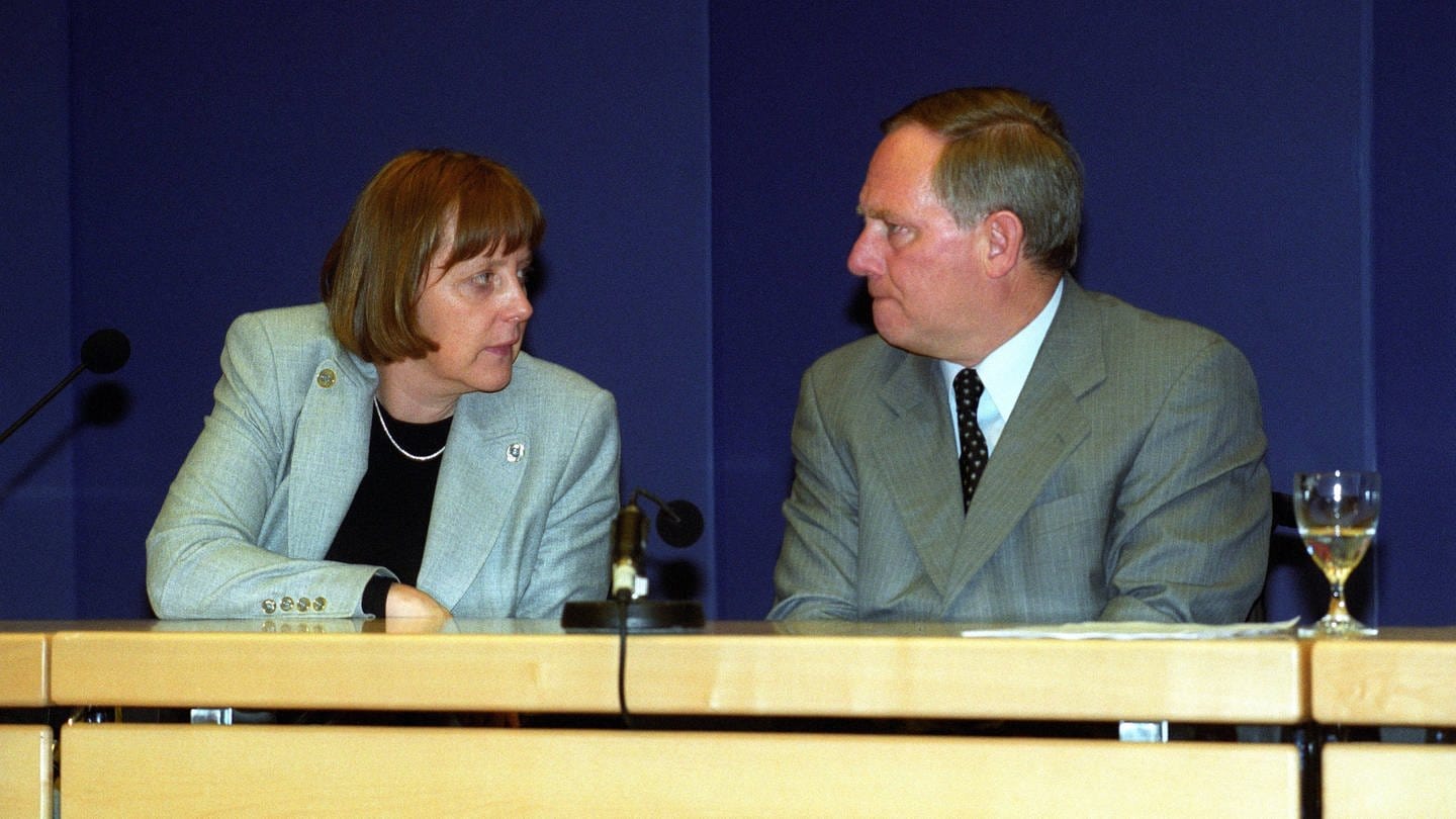 Generalsekretärin Angela Merkel und Parteivorsitzender Wolfgang Schäuble (CDU) während der Pressekonferenz zur Nominierung Merkels als Parteivorsitzende am 20. März 2000