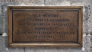 Gedenktafel zur Erinnerung an die Demonstration in Paris gegen den Algerienkrieg am 17. Oktober 1961: "A la memoire des nombreux algeriens tues lors de la sanglante repression de la manifestation pacifique du 17 octobre 1961"