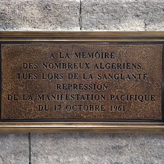 Gedenktafel zur Erinnerung an die Demonstration in Paris gegen den Algerienkrieg am 17. Oktober 1961: "A la memoire des nombreux algeriens tues lors de la sanglante repression de la manifestation pacifique du 17 octobre 1961"