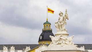 Die badische Flagge in gelb-rot-gelb weht auf dem Karlsruher Schloss: Der Heimatbund Badenerland erreichte 1970 eine neue Volksabstimmung im badischen Teil Baden-Württembergs. 