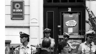 Polizisten im April 1987 vor der Geschäftsstelle der Grünen in Bonn anlässlich der Volkszählung