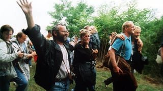 Jubelnde DDR-Flüchtlinge gelangen am 19.08.1989 über Ungarn nach Österreich.