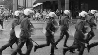 Polizisten gehen in Leipzig 1989 gehen "Zusammenrottungen" vor. 
