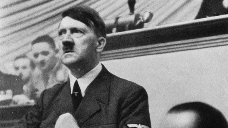 Reichskanzler Adolf Hitler gibt am 1. September 1939 um 10 Uhr vor dem Reichstag in Berlin eine Erklärung ab, in der er den Angriff mit polnischen Übergriffen motiviert. 