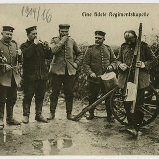 Soldaten mit improvisierten Musikinstrumenten, um 1915