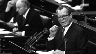 Bundeskanzler Willy Brandt gibt am 28. Oktober 1969 vor dem Deutschen Bundestag in Bonn eine Regierungserklärung ab.