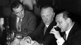Bundeskanzler Konrad Adenauer auf dem CDU-Parteitag im Oktober 1951 in Karlsruhe im Gespräch mit einem Journalisten