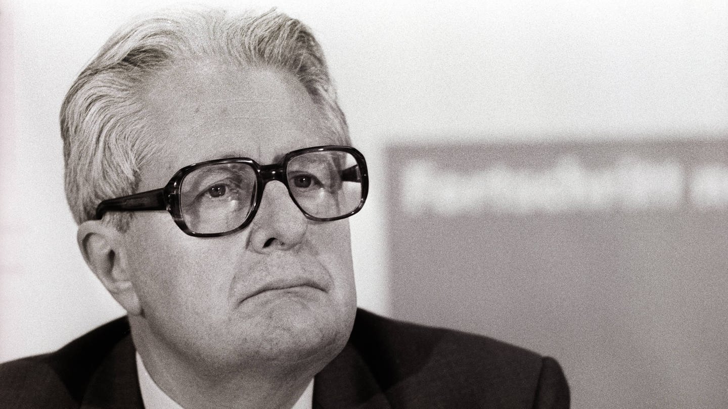 SPD-Bundesvorsitzender Hans-Jochen Vogel während der Pressekonferenz der SPD im Mai 1989